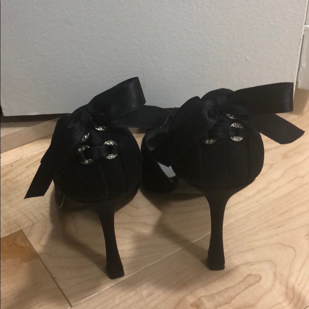 Satin black pump with bows